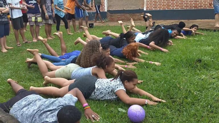 10 Brincadeiras de Acampamento para Jovens: Diversão Garantida!