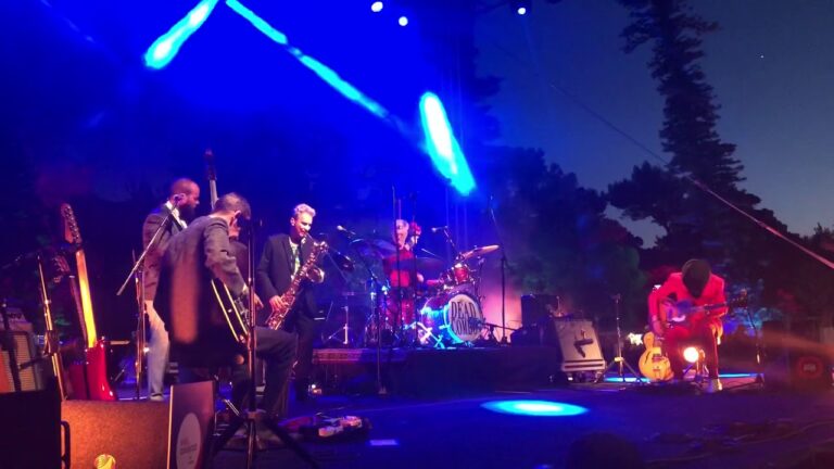 Conheça a história por trás dos bilhetes do concerto Dead Combo